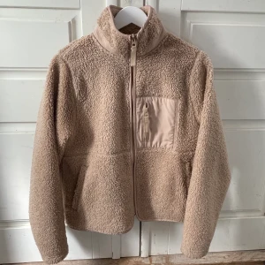 Teddy jacka  - En super mysig och fin teddy jacka ifrån bikbok, strl xs men passar även s mycket bra. Inga defekter förutom att lappen inuti är trasig på ena sidan. 250kr plus frakt ❤️