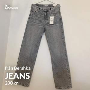 Ett par helt nya oanvända jeans från Bershka i stl 38. Modellen heter Loose Straight, alla lappar är kvar! köparen står för frakten🖤🖤