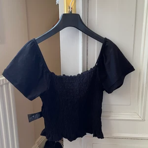 Crop top - Säljer en svart crop top från monki som jag aldrig har använt,därför är lappen kvar. Säljer pga fel storlek.