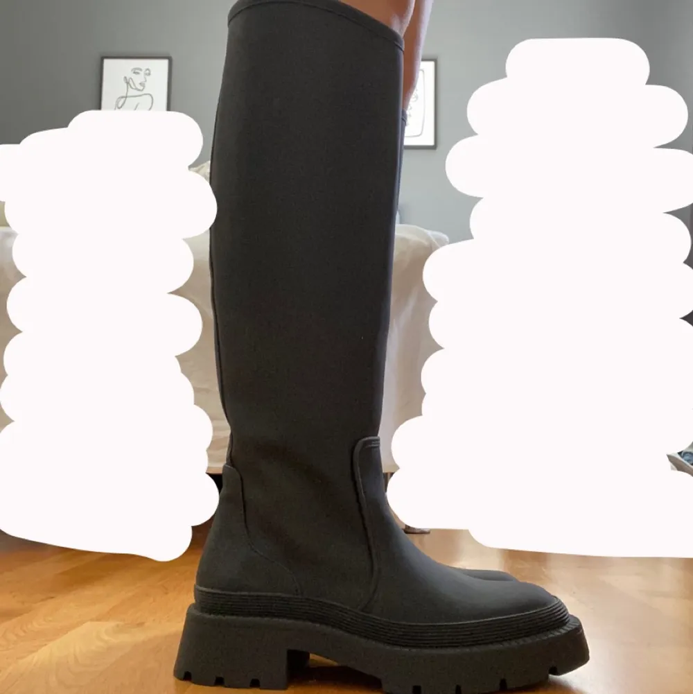 Säljer mina oanvända boots från zara (lapp kvar) då jag inte tycker de passar min stil. Slut på hemsidan! 💘 Org.pris: 600kr. Budning sker privat då många är intresserade & skriver nu. Högsta bud: 520kr exl. frakten!. Skor.