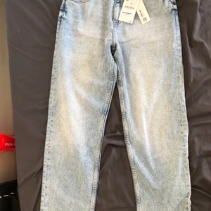 Jeans👌🏽 - Jag kan inte lämna tillbaka dem pågrund av att kvittot inte hittats, annars jätte fina i passform med eftersom att jag är lång så blev dem lite korta på mig.💕 Jeansen är högmidjade och väldigt bekväma!