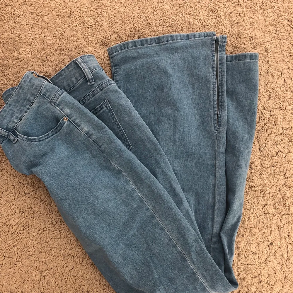 Dessa jeans är helt nya men säljs pga att de är för korta för min smak. Annars är de ganska stretchiga och sitter väldigt bra, jeansen är i bootcut stil med slits. Köparen står för frakten ❤️. Jeans & Byxor.