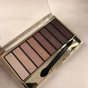 Ögonskugga - Helt ny ögonskugga, en av skuggorna är endast testad en gång. Säljer då jag inte använder ögonskugga och fått den i present💓