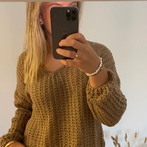 Stickad tröja - Fin stickade tröja som inte kommit till använding. Märket är ”NEW COLLECTION ITALY” och den är i one size, jag är vanligtvis en m/s, om det är till hjälp.  Köpt är köpt. Frakten kan diskuteras. Hör av dig vid frågor eller intresse 😊