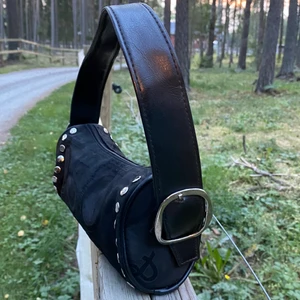 Grymt Snygg Handväska  - ‼️Intressekoll‼️ Grymt snygg handväska, sparsamt använd, så den är så gott som ny fortfarande. Har du frågor så fråga på. ❌OBS❌ Säljs ej för 1 kr.