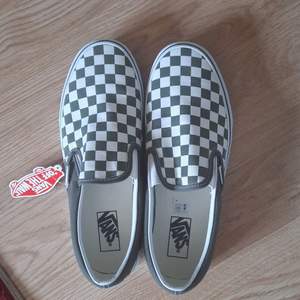 [ Hör av dig innan köp! ] Oanvända vans checkerboard slip-on's i färgen Grape-Leaf med lappen och kartongen kvar. Ordinarie pris: 799 (Zalando). Fraktpriset är utan kartongen. 