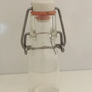 Liten glas flaska - Gullig liten flaska som jag inte använde.<3 