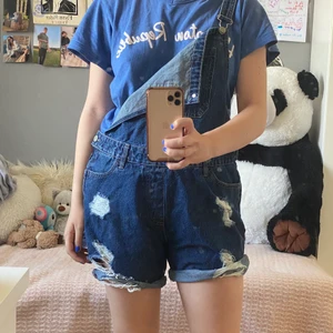 Korta hängselbyxor strl S - Gulliga hängselbyxor, sjuka Mamma Mia-vibes! Köpta second hand men har ej blivit använda av mig så därför säljer jag. Skulle säga att de passar S men kanske även M. Passar så bra med t.ex. converse.