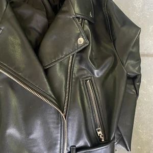 Zara skinnjacka - Skinn jacka från zara, köpt för 599kr säljer för 350kr. Bra skick, L petit men passar mig som brukar ha xs/s💘
