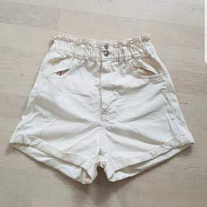 Snygga vita jeans shorts, nsyskick stl xs men strethiga💖30 kr💖 3 för 2 på min sida!