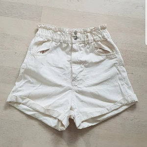 Vita shorts - Snygga vita jeans shorts, nsyskick stl xs men strethiga💖30 kr💖 3 för 2 på min sida!