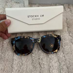 Jätte fina solglasögon från STOCKH LM studio inköpta för 249kr.  Använda vid ett tillfälle.   ”Leopard” liknande i färgen, väldigt fina 