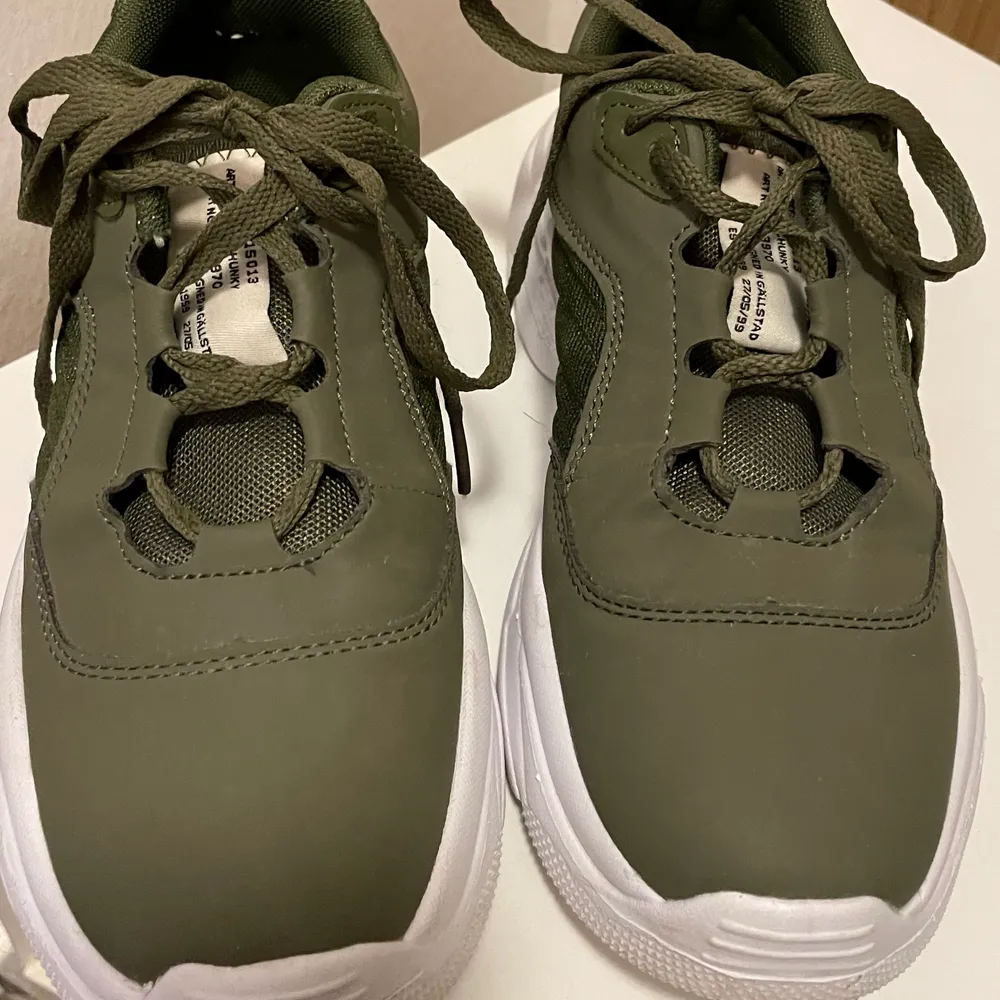 Sparsamt använda skor i militärgrön färg med stor sula! I storlek 38 och är väldigt sköna att ha på sig. Skor.