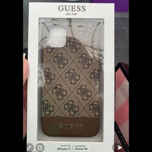 Guess mobil skal iphone xr/11 - En supper fin o trendig mobil skal från guess, det är till mobilerna iphone xr/11 , köpt för ungefär 3 veckor sen i manchester men jag känner att den ej kommer till användning, den är INTE fake guess