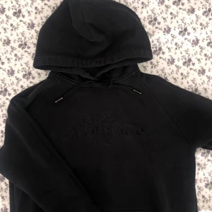 Peak performance hoodie  - Säljer min gamla peak hoodie, hoodien är i väldigt bra skick då den inte är använd. Köptes för 499. Pris kan diskuteras :)