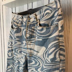 Snygga jeans med zebramönster från shein i strl L, men passar även M. Använda och lite slitna längst ner (bild 2)💗☺️ kedja ingår. 50kr + frakt (116kr inkl spårbar frakt) 