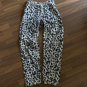Eytys benz jeans med leopardmönster i storlek 26.