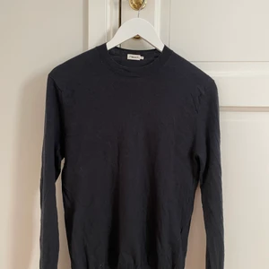 Kashmir tröja unisex - Marinblå Kashmir tröja från Filippa K i storlek XS. Tröjan är i bra skick💕  nypris runt 2000kr säljs för 650kr