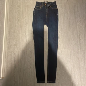 lager 157 jeans snake  - Skick: Helt oanvänd Storlek:xxs  Färg: Marinblå,Brons detaljer