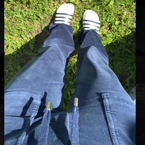 Mörk blå juicy couture  - Undrar om nån skulle vilja byta sina juicy byxor med mina, måste vara xxs, dessa är i xs. Kan också sälja om du erbjuder ett bra pris!!💗