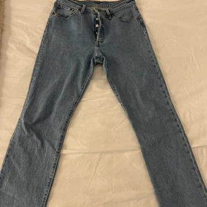 Jeans - Blåa jeans från Levis. Använda ca 4ggr. Storlek: w29 l30.