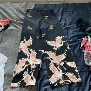 Byxor med pelikaner - Jättefina byxor köpt online! De är tyvärr för korta för min smak men as coola! Står ingen storlek men skulle gissa på S då de passar mig bra! Kolla gärna in mina andra annonser också!