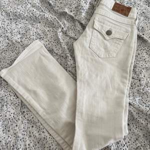 Vita true religion jeans (bootcut) Storlek 24 (små i storleken)  Super bra skick, inga defekter.  Köpare står för frakt alternativt att vi möts i stockholm. Skriv om ni har några frågor🤗