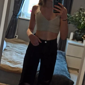 Topp - Säljer denna superfina oanvända sommartopp i storlek XS. Prislapp sitter kvar. Betala 5 kr extra för en superfin extra gåva🌺