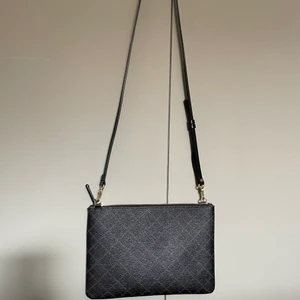 By Malena Birger  - Brun By Malene Birger clutch. Använd en gång så helt i nyskick. Avtagbart band så kan användas både som väska och clutch. Inköpt på NK. Frakt spårbart 66 kr.  500 kr 