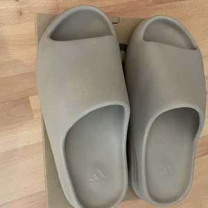 Yeezy slide pure stl 44 - Tja, säljer mitt par av yeezy slides vilket är i väldigt gott skick, använda max 10 ggr, inga flaws osv. Köpta på FB marketplace så har ej kvitto men går att legit checka lätt vilket jag gjorde. 1150 all in ink frakt i pris! 