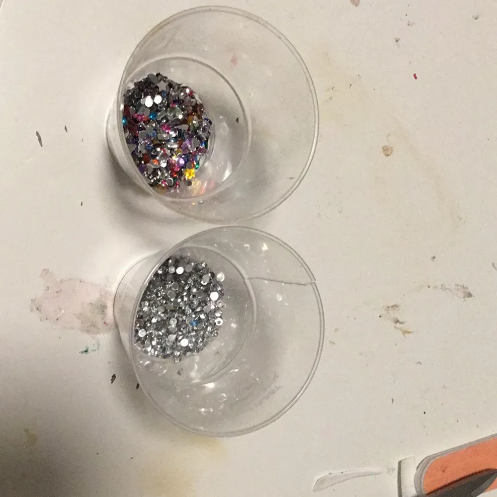 Detta e två st glas med pärlor som man har t naglar ena är endast silvriga o runda o dom andra är olika former o olika färger 400 sonna . Övrigt.