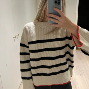 Zara tröja  - Superpopulär randig tröja med röda ränder längst ut från zara i storlek small!❤️🤍🖤