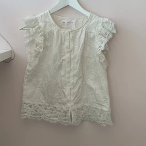 Zara blus - Älskar denna blus 😍. Använd men i bra skick, vid ena ärmen är det en liten riva men det är absolut ingenting man tänker på🤍 sitter jättefint på! Du står för frakten 😊