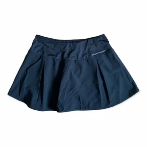Tränings kjol/shorts - En svart träningskjol i fint skick från märket Swedemount. Material är polyester. För fler bilder eller mått kontakta mig. Frakt sker via PostNord spårbart 51 kr 📦