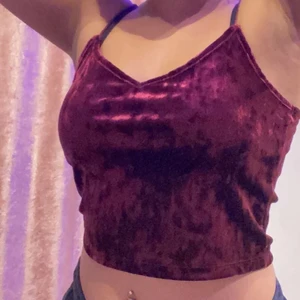 Vinröd/mörklila velvety top  - Aldrig använt då jag inte tycker den satt fint på mig, storlek S men sitter bra på folk med storlek M (jag har M) den är inte prickig utan det är materialet och ljuset som får tyget se ut så