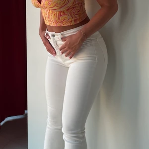 Vita jeans från zara - Vita jeans från zara som har superbra passform!