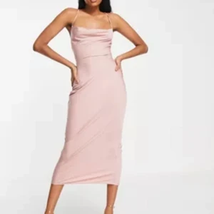 Klänning från ASOS  - Endast använd en gång. Superfin i ryggen. 