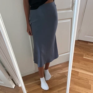Blå satin kjol - Jätte fin blå kjol med satin material från NA-KD, storlek xs 🤍 aldrig använd!