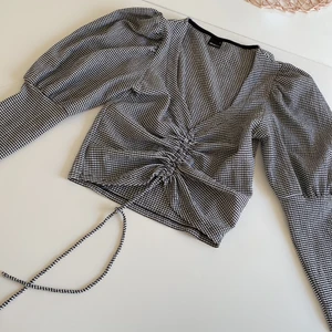 Topp i st S - Topp i fint skick i st S. Man kan själv justera längden på tröjan fram. Köparen står för frakten