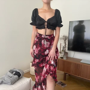 Oanvänd kjol - Perfekt skick! Från Na-kd. Säljer även toppen