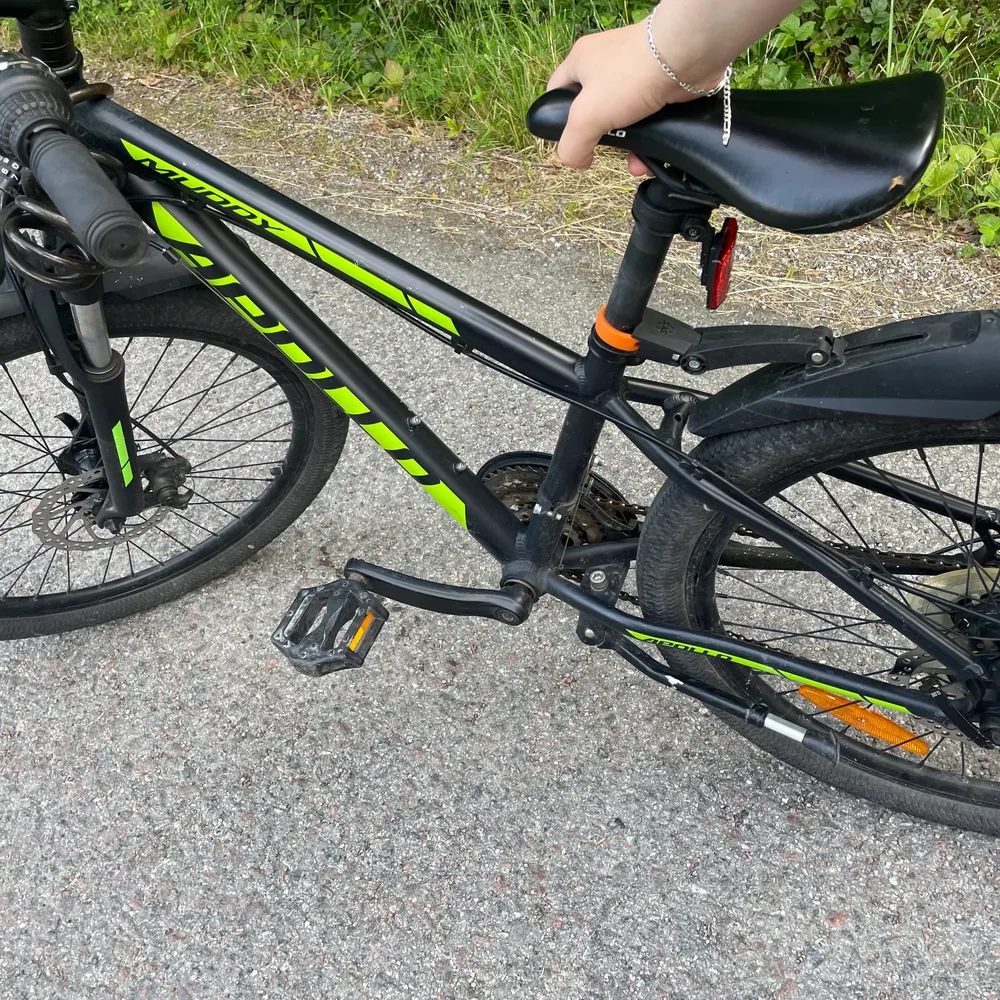 Hej hej, säljer denna fina sköna cykel använder den inte längre den e värd 18000kr men säljer den för 2500kr för ja vill bli av me den då jag även behöver pengar snabbt, bara att höra av dig för fler bilder eller vid intresse💖. Övrigt.