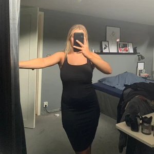 Tajt klänning - Har tyvärr inte kommit till användning och är därmed i nyskick! Funkar att ha utan bh och sitter väldigt smickrande på kroppen.