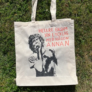 HÅKAN HELLTRÖM - tote bag - Tote bag med egengjort tryck på Håkan Hellström. Måtten är ca 40x35. Trycket är gjort av tygfärg vilket ger möjlighet till att tvätta väskan vid behov.