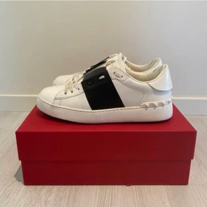 Valentino garavani  - Ett par vita garavani sneakers med svart rand, fint skick😊 storlek 37 men passar mig som har 38 vanligtvis. Bud:3200kr