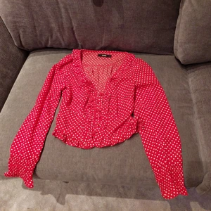 Blues - En fin sommrig topp, dock är den mer rödare i irl än å på bilderna