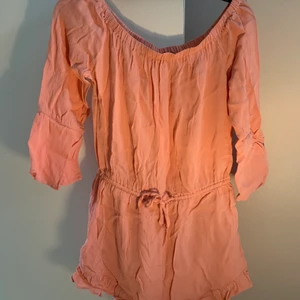 Jumpsuit  - Använd fåtal gånger, i Väldigt bra skick. Säljaren står för frakten 