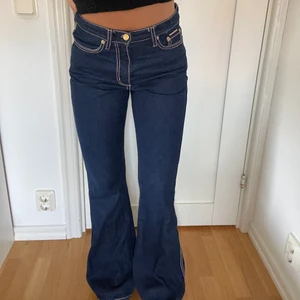 Eytys byxor - Säljer mina ascoola utsvängda byxor från eytys!! Mörkblå med rosa detaljer. Knappt använda och i mycket bra skick! Säljs inte längre, nypris ca 1500kr och 2000kr