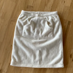 gosig kjol - vit kjol i fleece material strl 38 jättegossig 