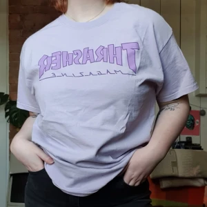 Thrasher tshirt - Jätte fin Lila thrasher t-shirt.. jag säljer pga av att jag inte använder och tycker de synd att den inte används. Köptes för nått år sen för 400 kr. 