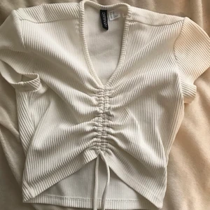 H&m - Topp från h&m stl. Xs går att dra upp och ner med det snöret i mitten